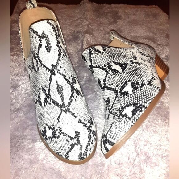 WOMEN'S cut-out ankle boots sz, 8,and 10 - Picture 5 of 15